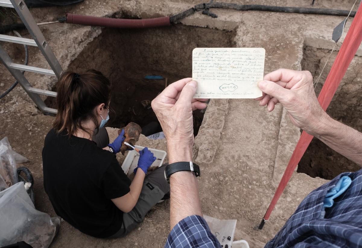 La carta que Vicente envío a su esposa para que pudiera identificar sus restos mortales con la esperanza de que en un futuro fueran exhumados de la fosa común del Cementerio de Alicante.