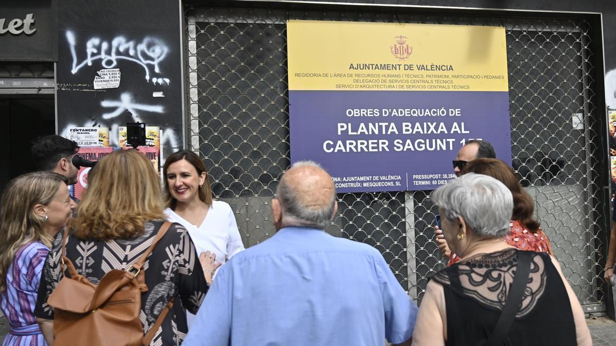 María José Catalá conversa con los vecinos a las puertas del nuevo centro de mayores.
