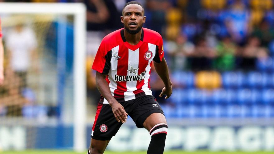Frank Onyeka en un partido con el Brenford