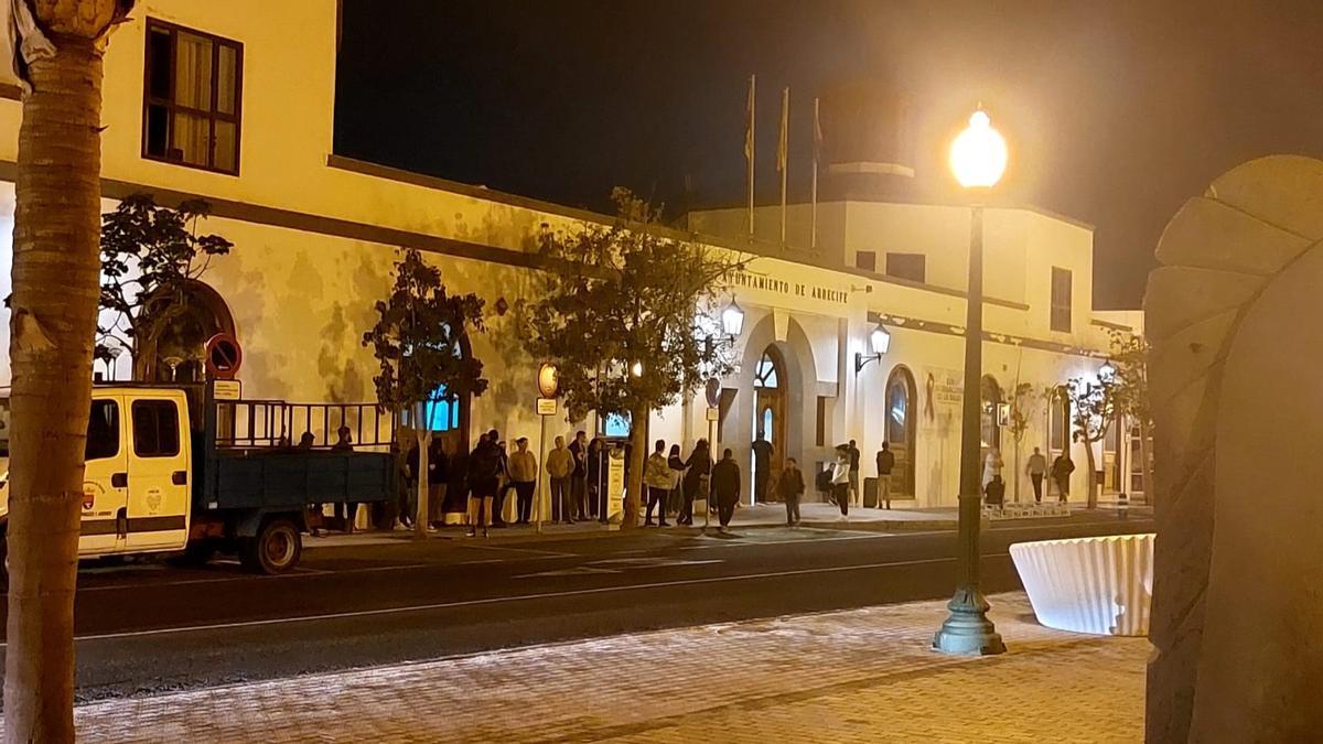 Imagen de la cola a primeras horas del lunes frente al Ayuntamiento de Arrecife