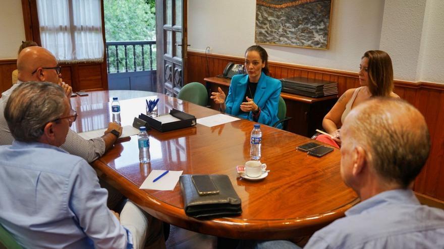 La alcaldesa, Fátima Lemes (c), preside la reunión con Ashotel y Sindicalistas de Base.