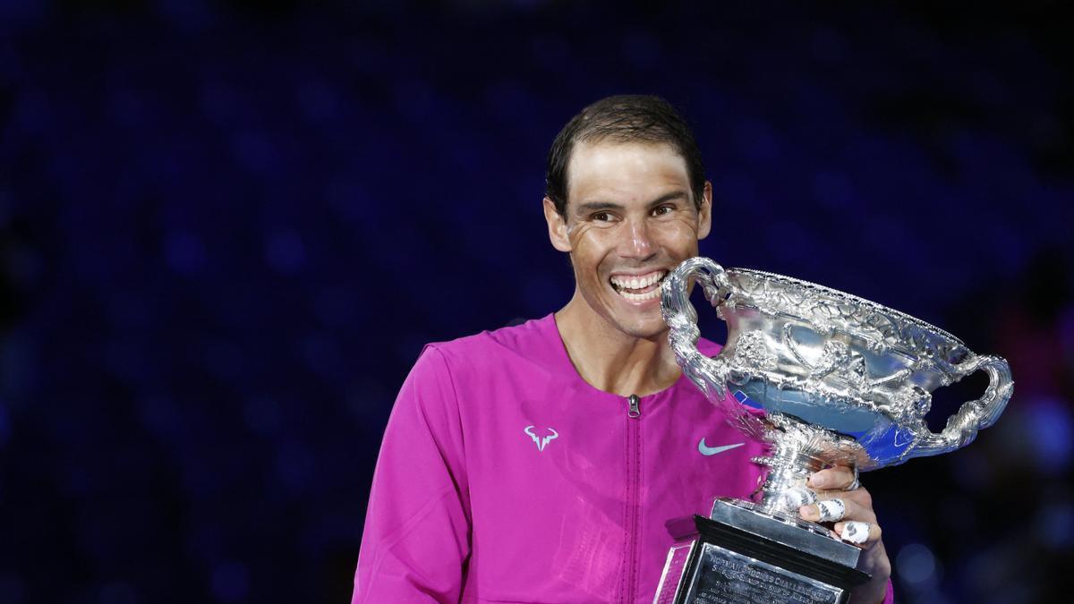 Rafa Nadal posa con el trofeo de campeón del Abierto de Australia.