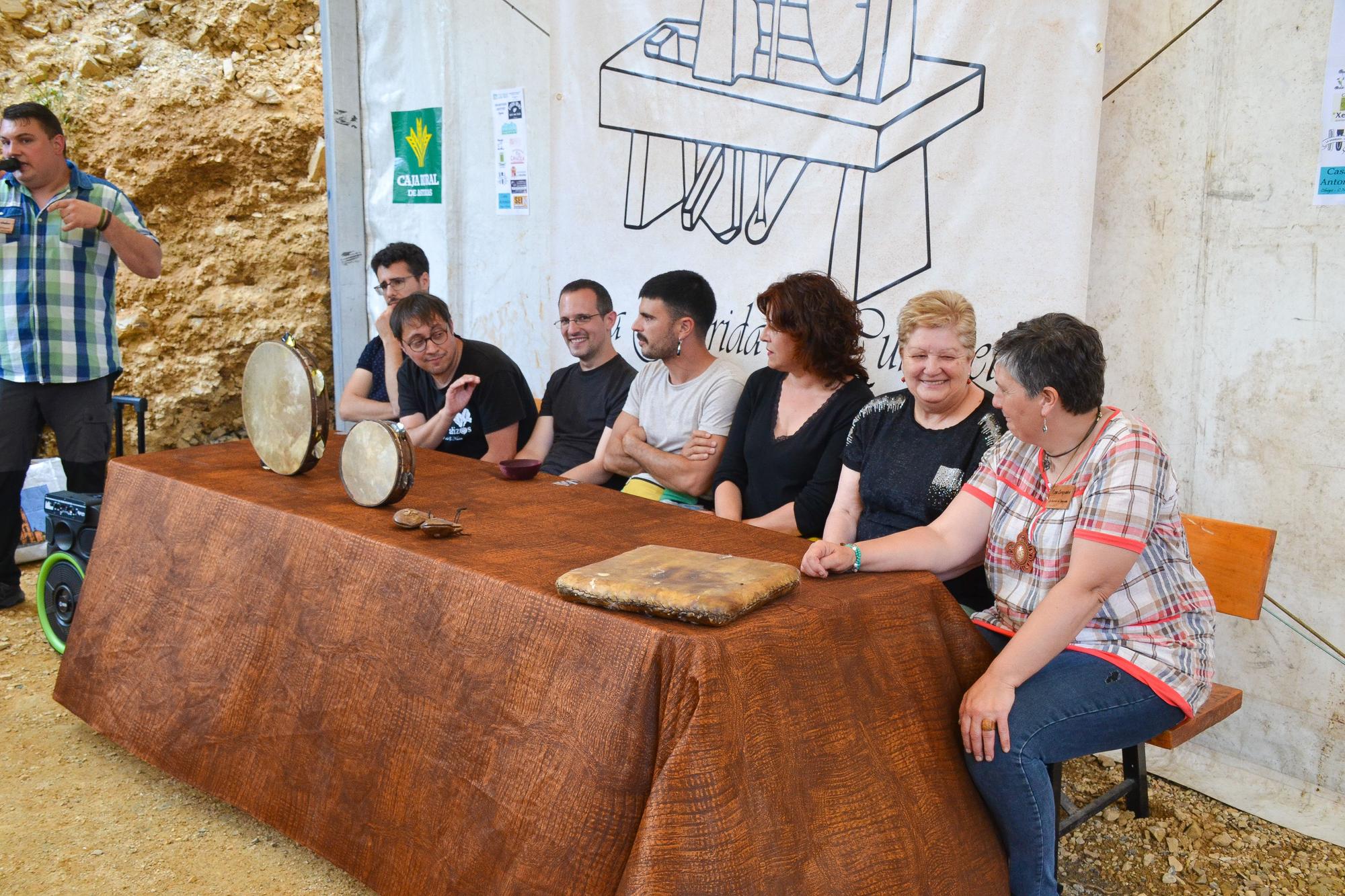Participantes en la mesa sobre la pandereta como instrumento cultural y etnográfico, ayer en Trabau.