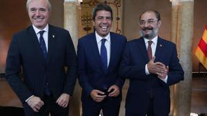 El nuevo presidente de Aragón, Jorge Azcón, junto a Mazón y el exdirigente socialista, Javier Lambán, el pasado viernes.