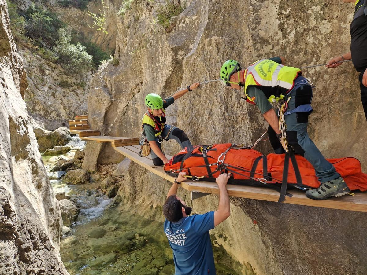 Rescatan a una senderista valenciana tras resbalar y caer al río en Teruel