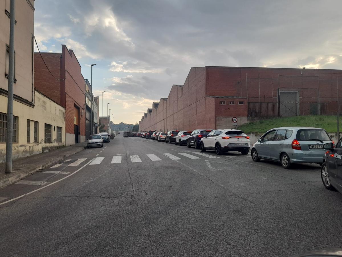 Cua de cotxes al carrer de Torruella cap al carrer de la Lemmerz per sortir, en el partit del 26 d’abril