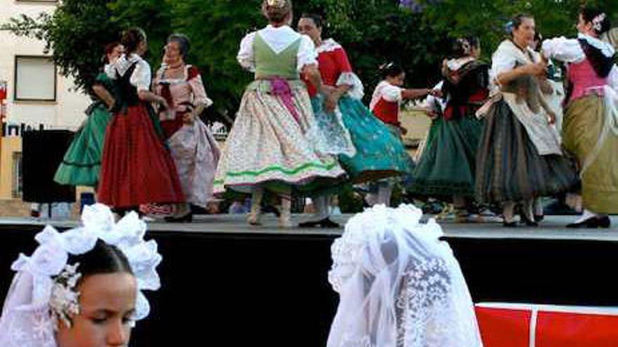 Actuación de baile en las fiestas de Santa Faz en junio.