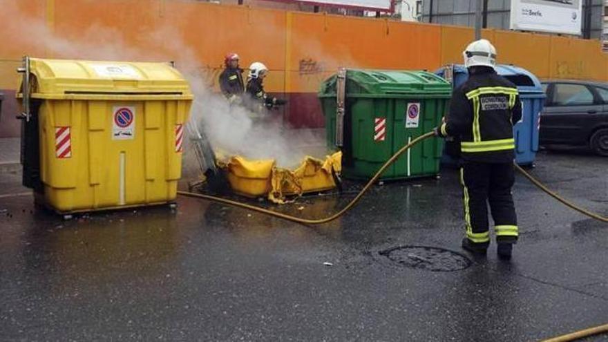 Arden dos contenedores de madrugada en las calles Torremolinos y Acera del Río