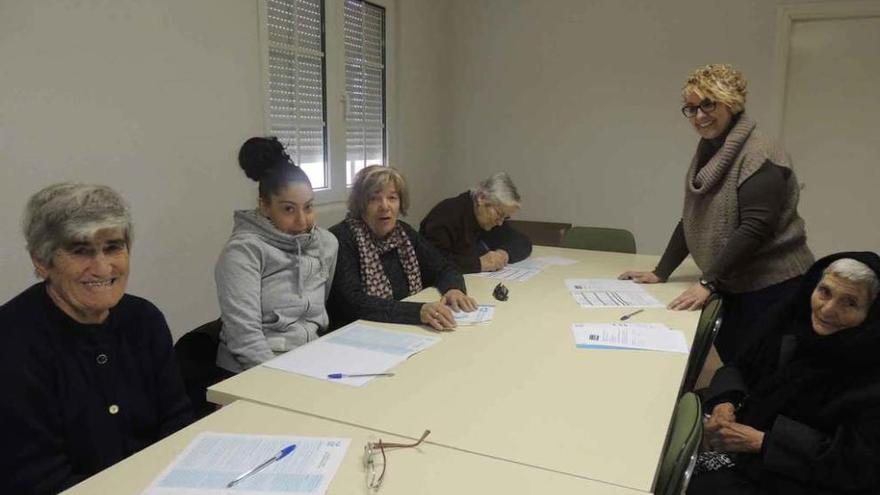 Mujeres participantes, ayer, en el taller sobre la igualdad de oportunidades organizado en Santibáñez.