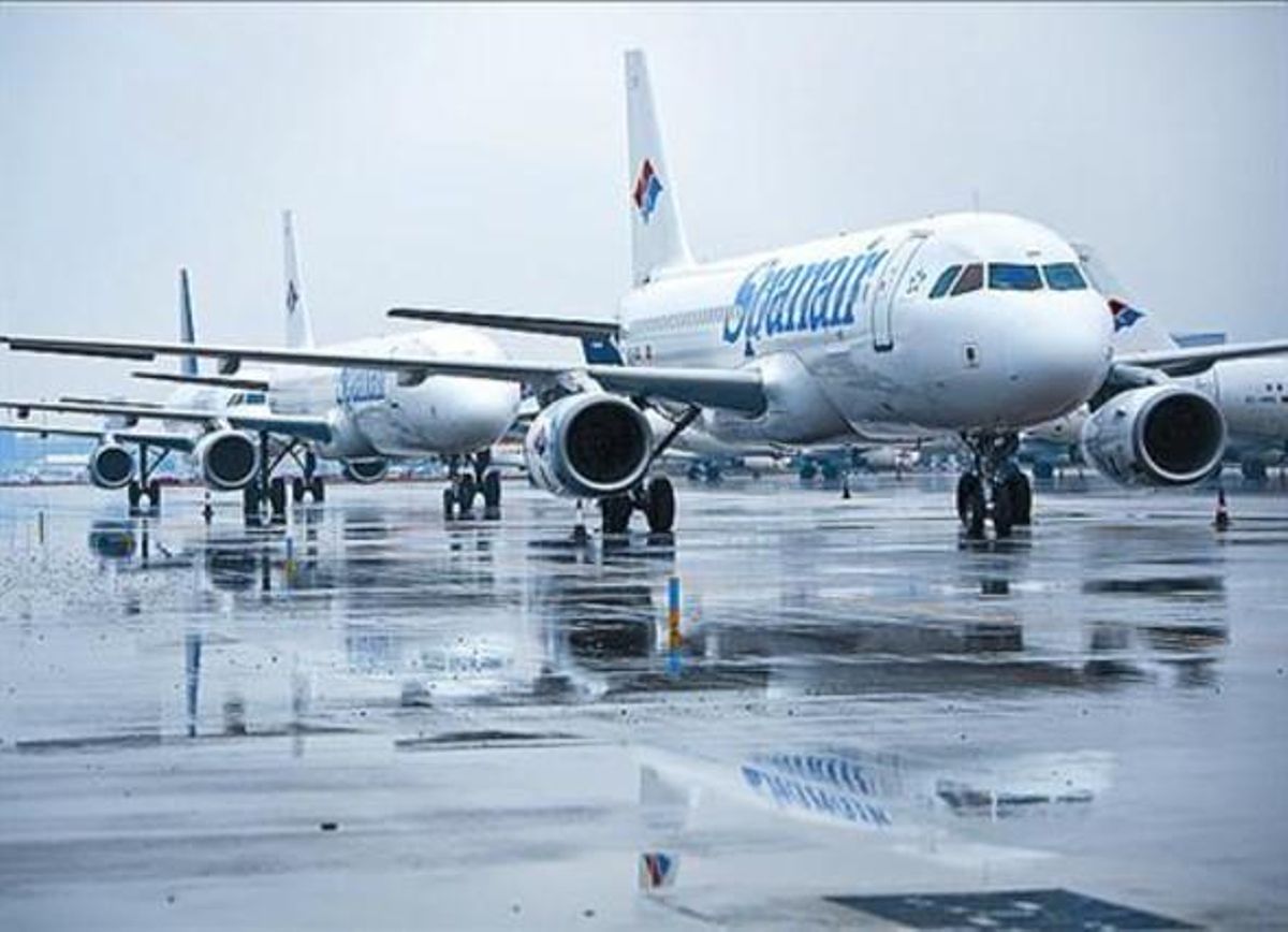 Avions 8Les últimes aeronaus de Spanair al Prat,després de la fallida.