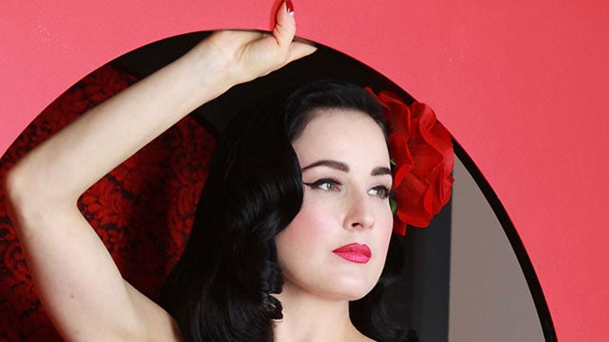 Dita Von Teese, modelo de su colección de lencería