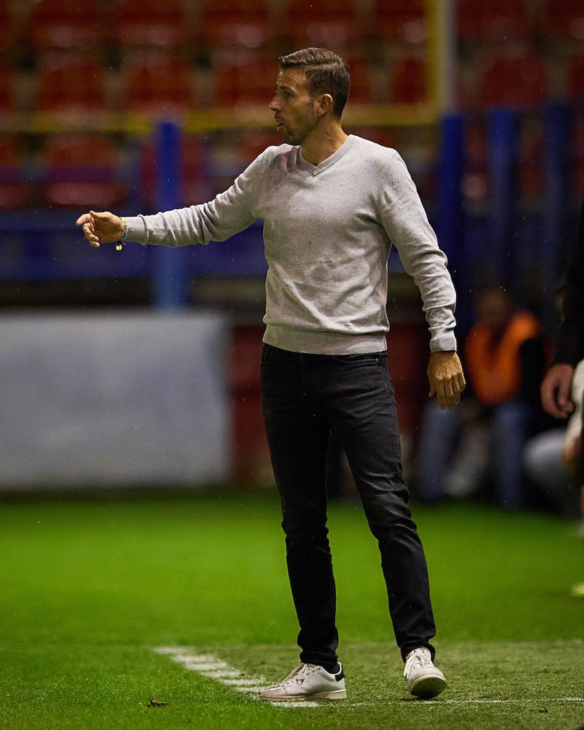 Luis García alecciona a sus pupilos, en el último duelo oficial en Almendralejo, en la disputa de la primera ronda de Copa.