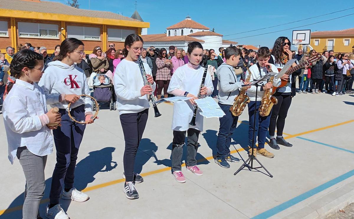 Alumnado de música celebrando Extremadura en la Escuela