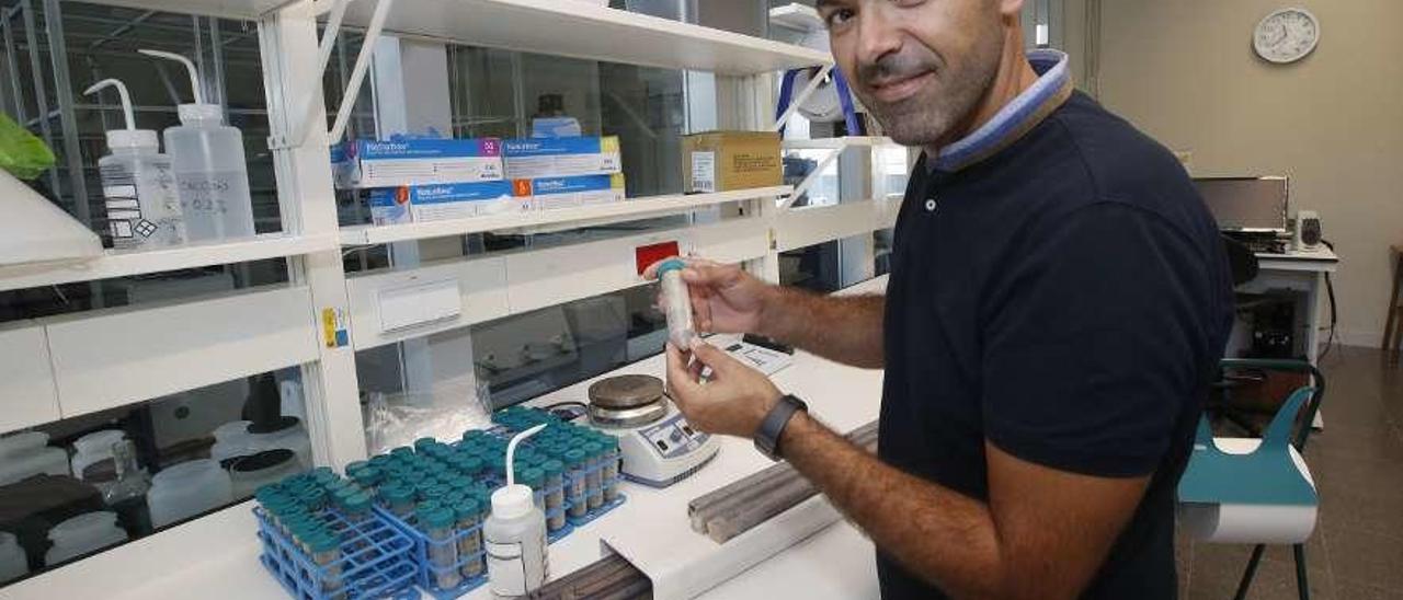 El investigador Kais Jacob Mohamed Falcón, en el laboratorio del grupo Geoma. // R. Grobas