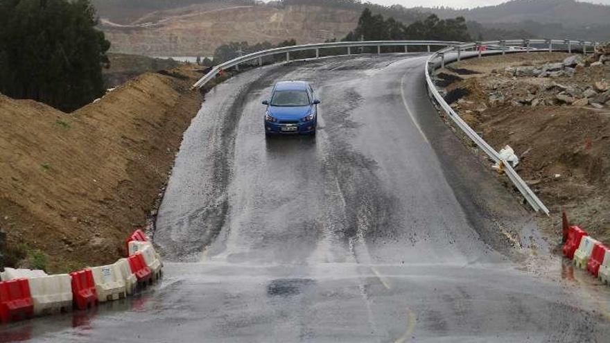 Bajada con mucha pendiente en la carretera de Morás.