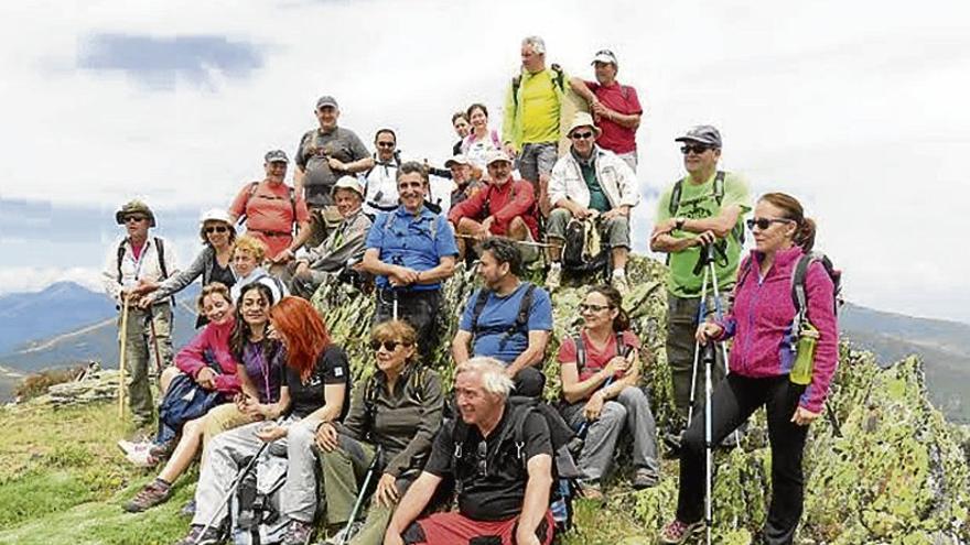 Una ruta a pie exhibe el Valle de los Tejos