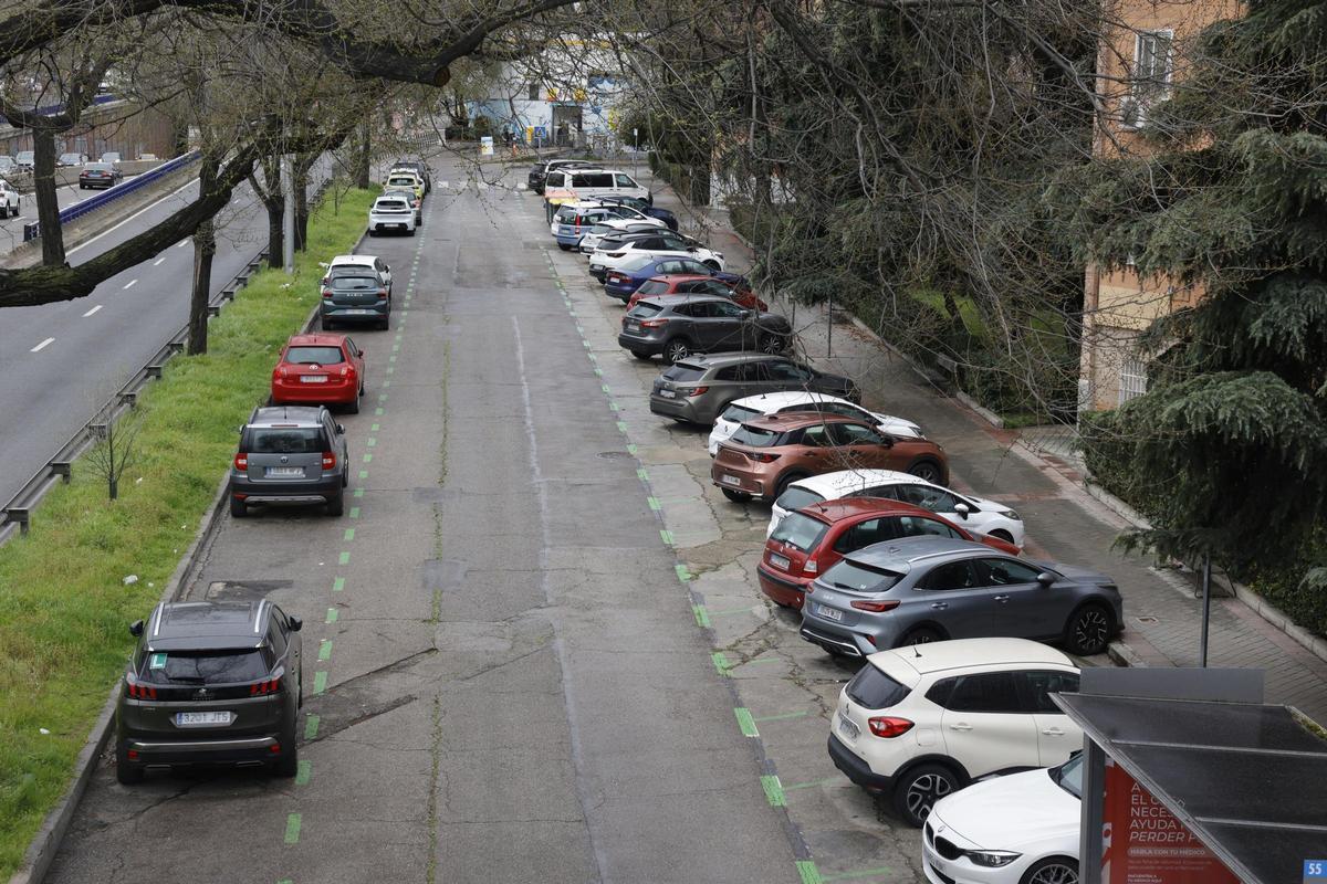 Vehículos estacionados en el barrio de Comillas, Carabanchel