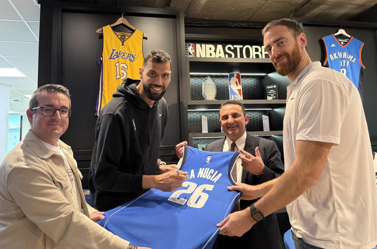 Salah Mejri firmando la camiseta junto a Víctor Claver, el alcalde y el concejal, Pepe Cano.