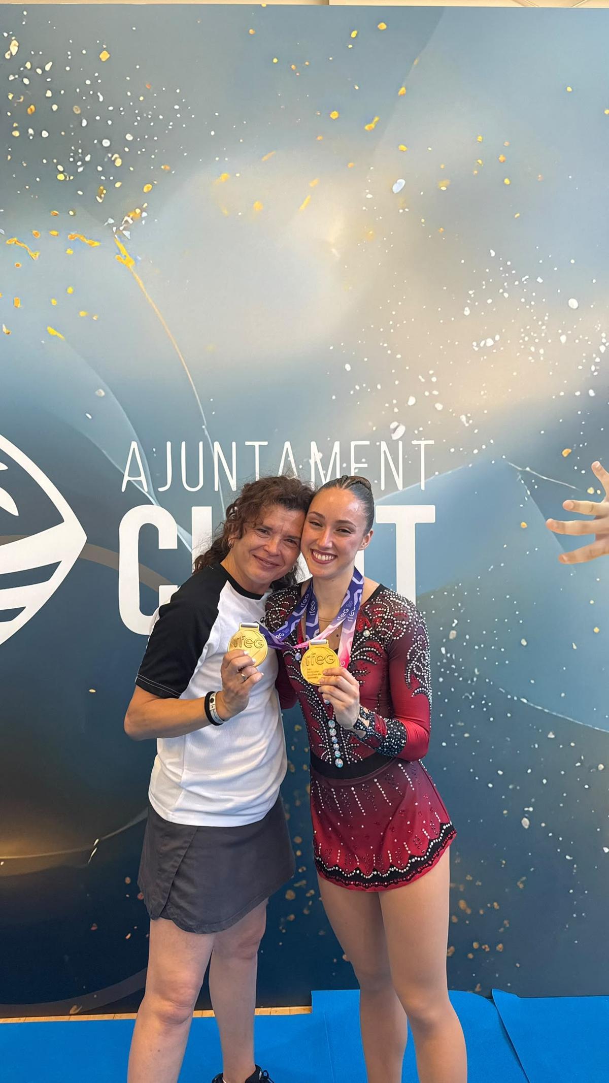 Una gimnasta del CTX y la directora técnica del club muestran dos de las medallas coneguidas en Cunit.