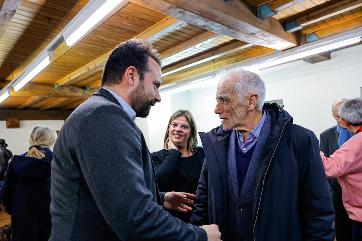 De Silva saluda a Queipo ante una sonriente Gimena Llamedo.