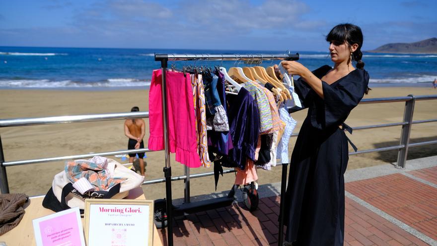 La diseñadora Gloria Mangolini cose con su máquina en Las Canteras