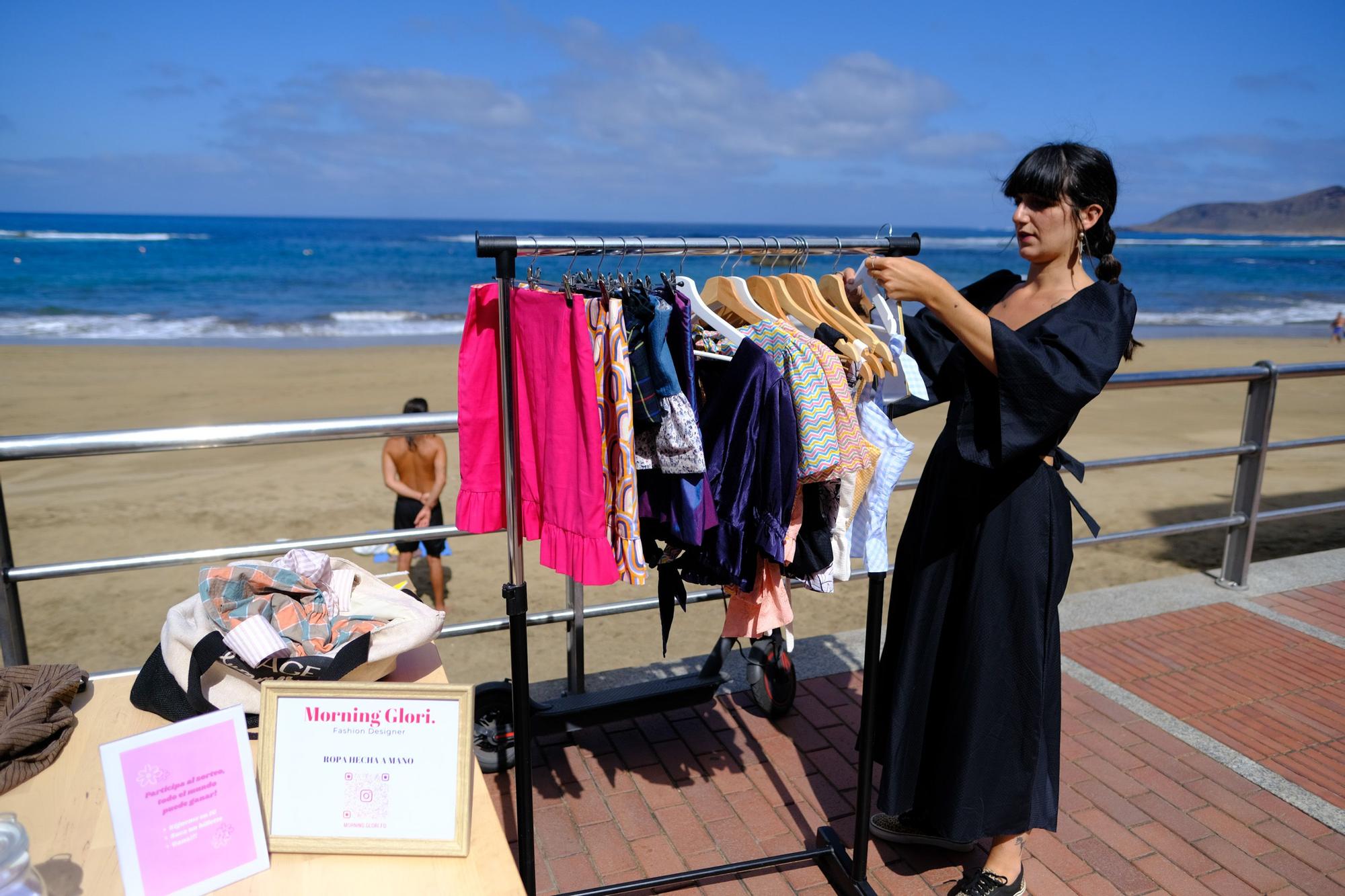 La diseñadora Gloria Mangolini cose con su máquina en la playa de Las Canteras