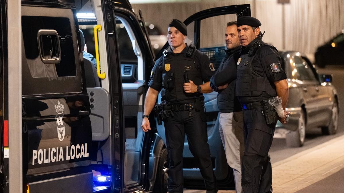 El alcalde de Arrecife Yonathan de León junto a los agentes de la Policía Local que han participado en un reciente despliegue.