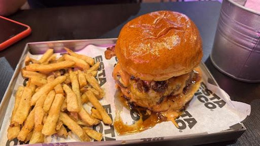 ¿Conoces el nuevo local de Telde que sirve sándwiches con helado y burgers que no te caben en la mano?