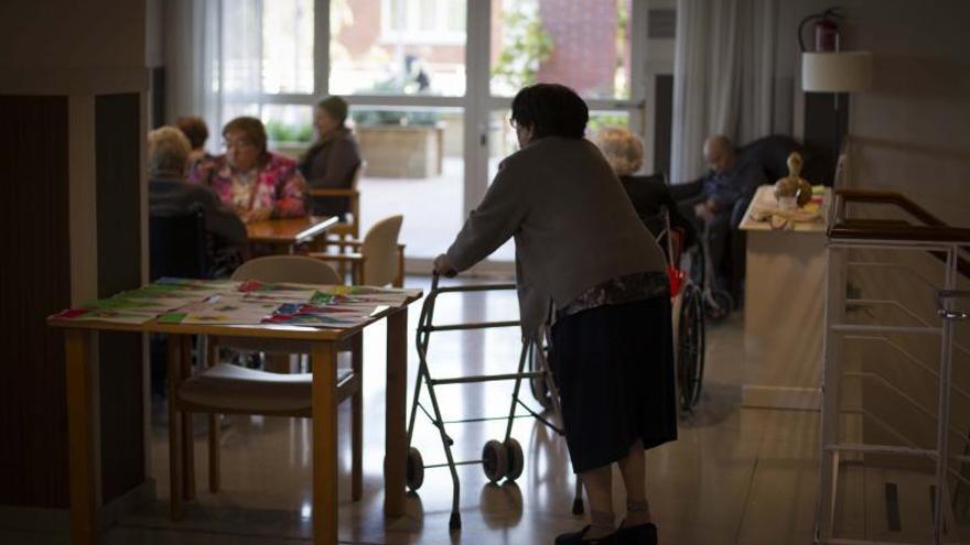 Una mujer mayor, con un andador, en una residencia de ancianos, en una imagen de archivo.