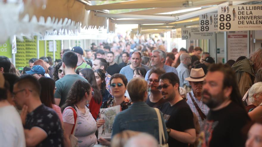 Los escritores y escritoras que firman libros este fin de semana en la Fira del Llibre de València
