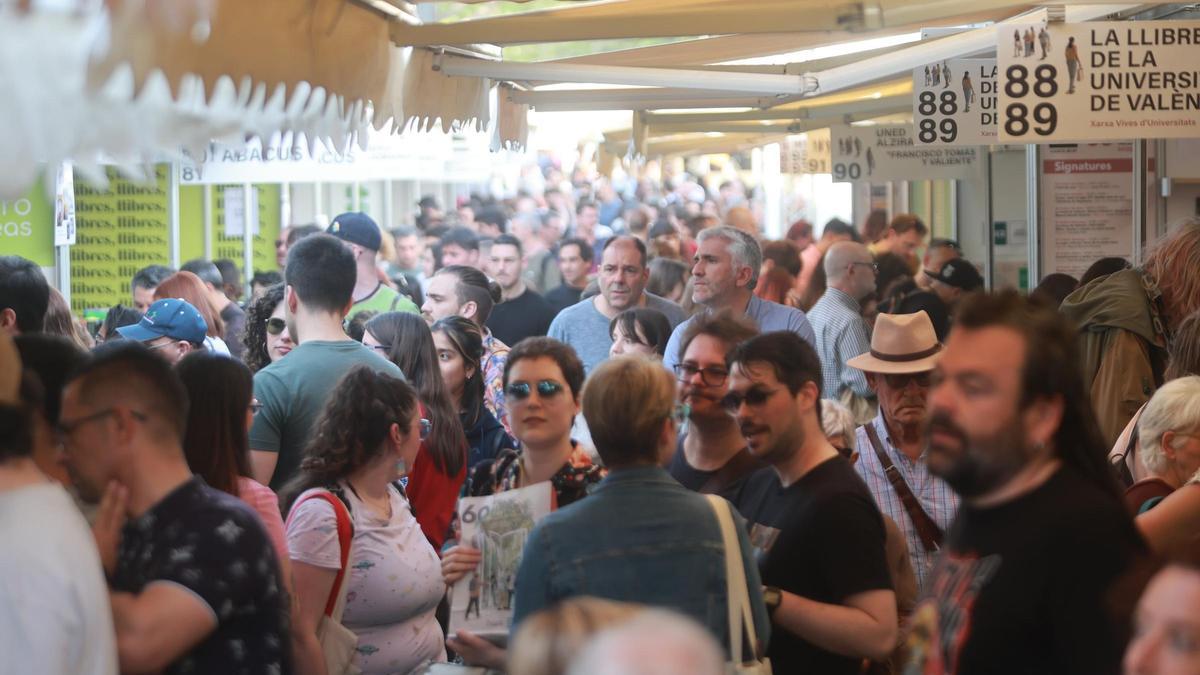 La Fira del Llibre acoge a miles de personas el último sábado