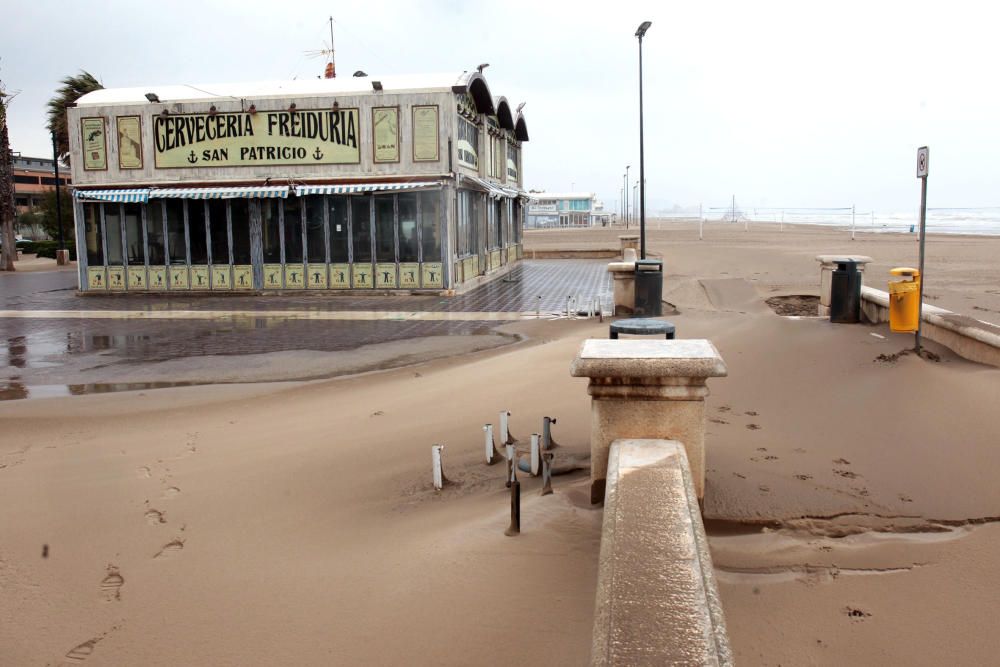 El temporal ''entierra'' en arena el paseo marítimo de València