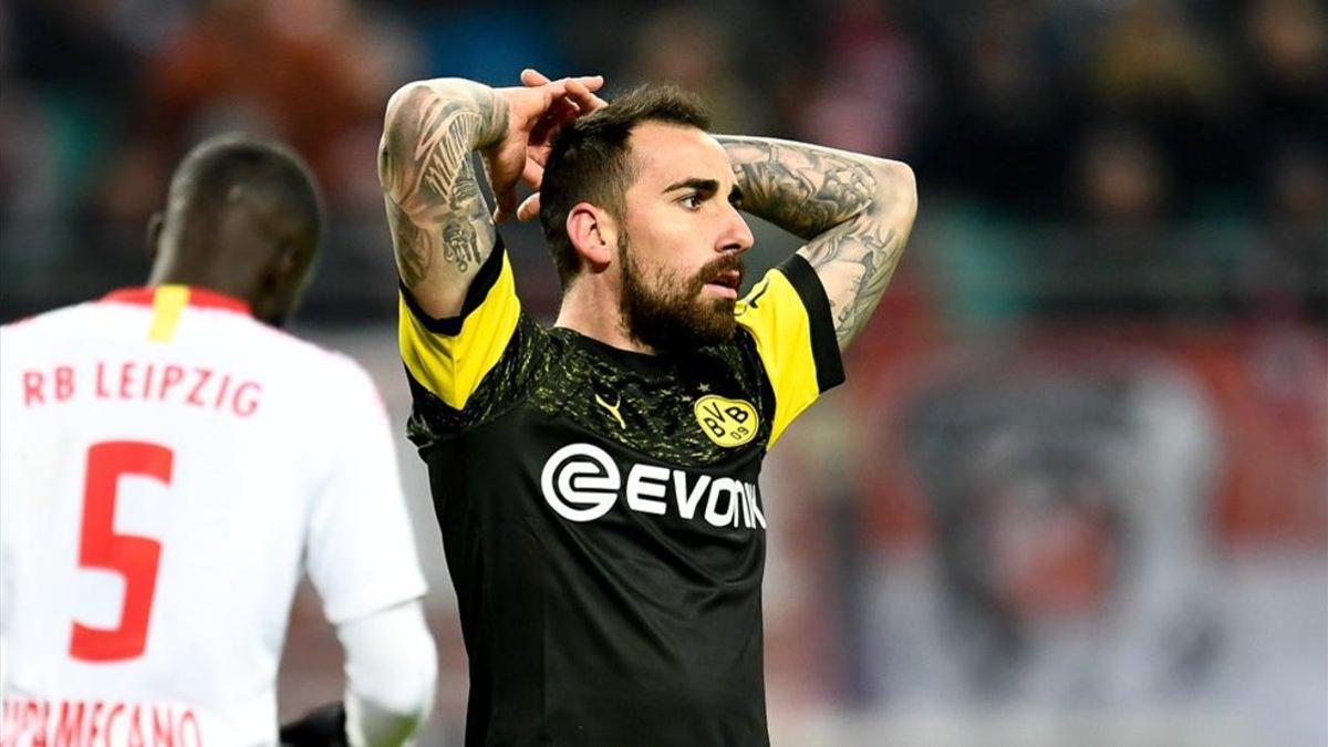 Paco Alcácer lamentándose con las manos en la cabeza