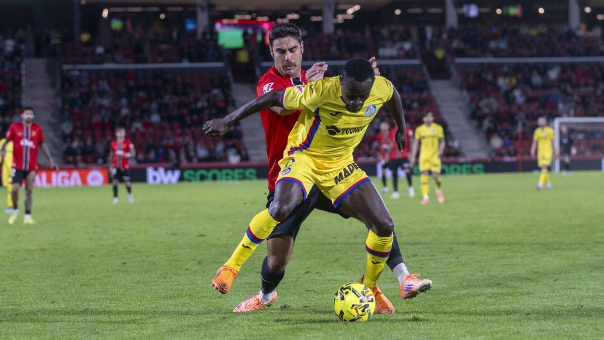 Abdón Prats presiona a Djené, defensa del Getafe
