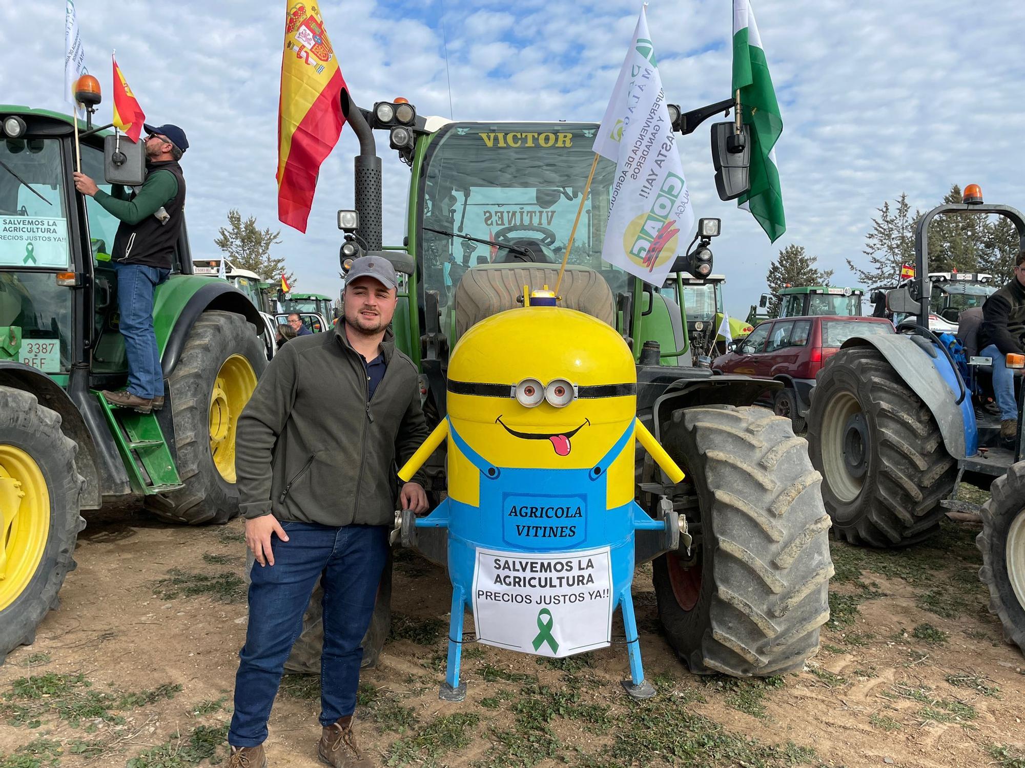 Agricultores se manifiestan con sus tractores en Antequera contra los bajos precios