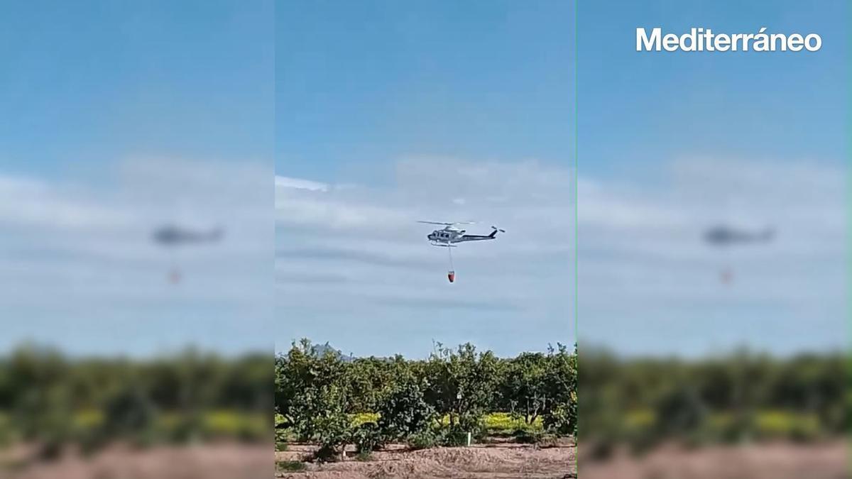 Helicóptero participando en las tareas de extinción del incendio en el Millars