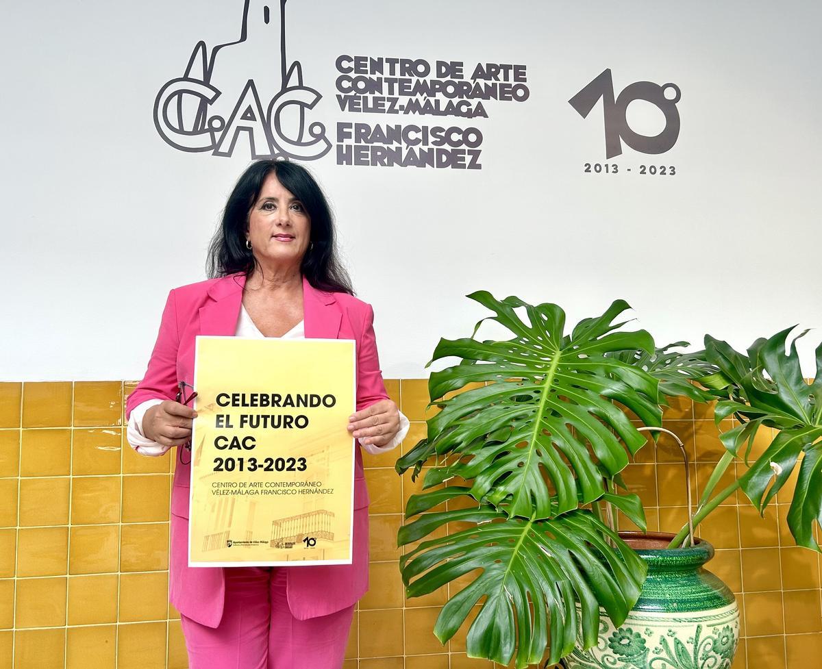 La concejala de Cultura de Vélez, Alicia Ramírez, presenta el programa del décimo aniversario del CAC.