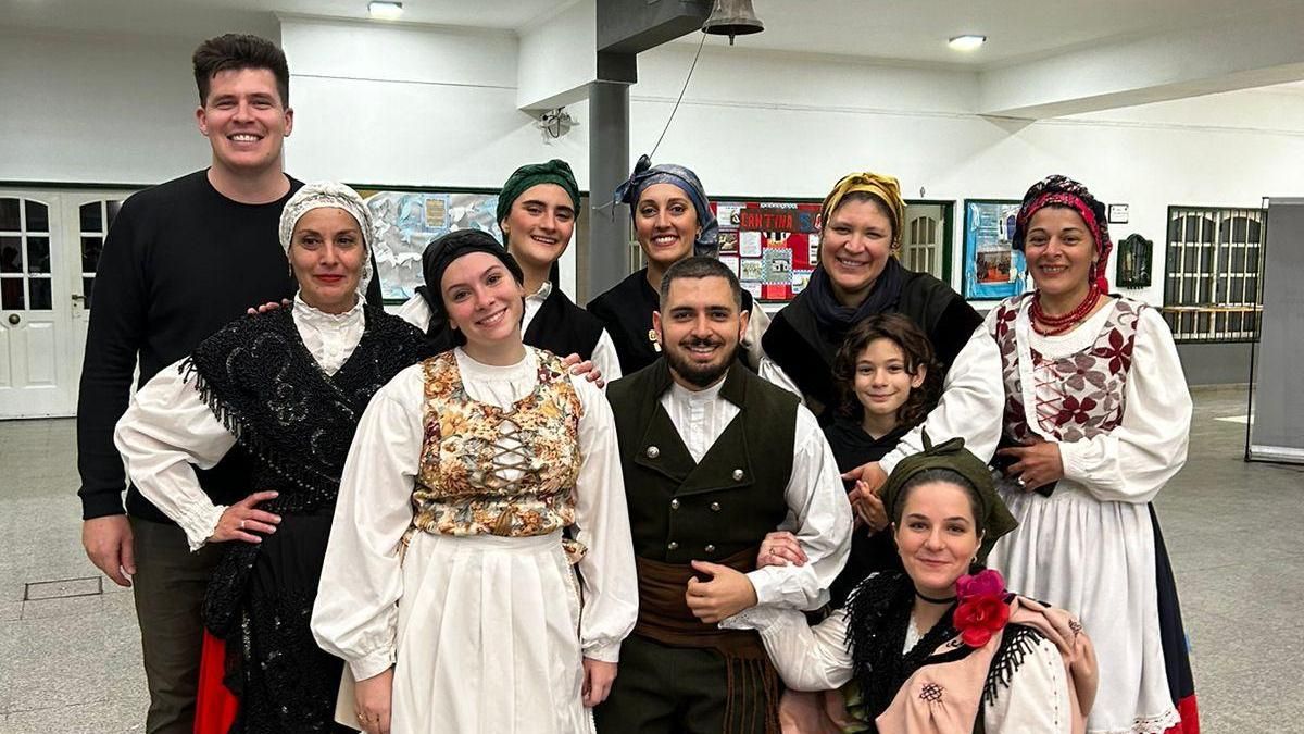 Los integrantes del grupo de baile "La panoya", de Centro Asturiano de Santa Fe (Argentina).