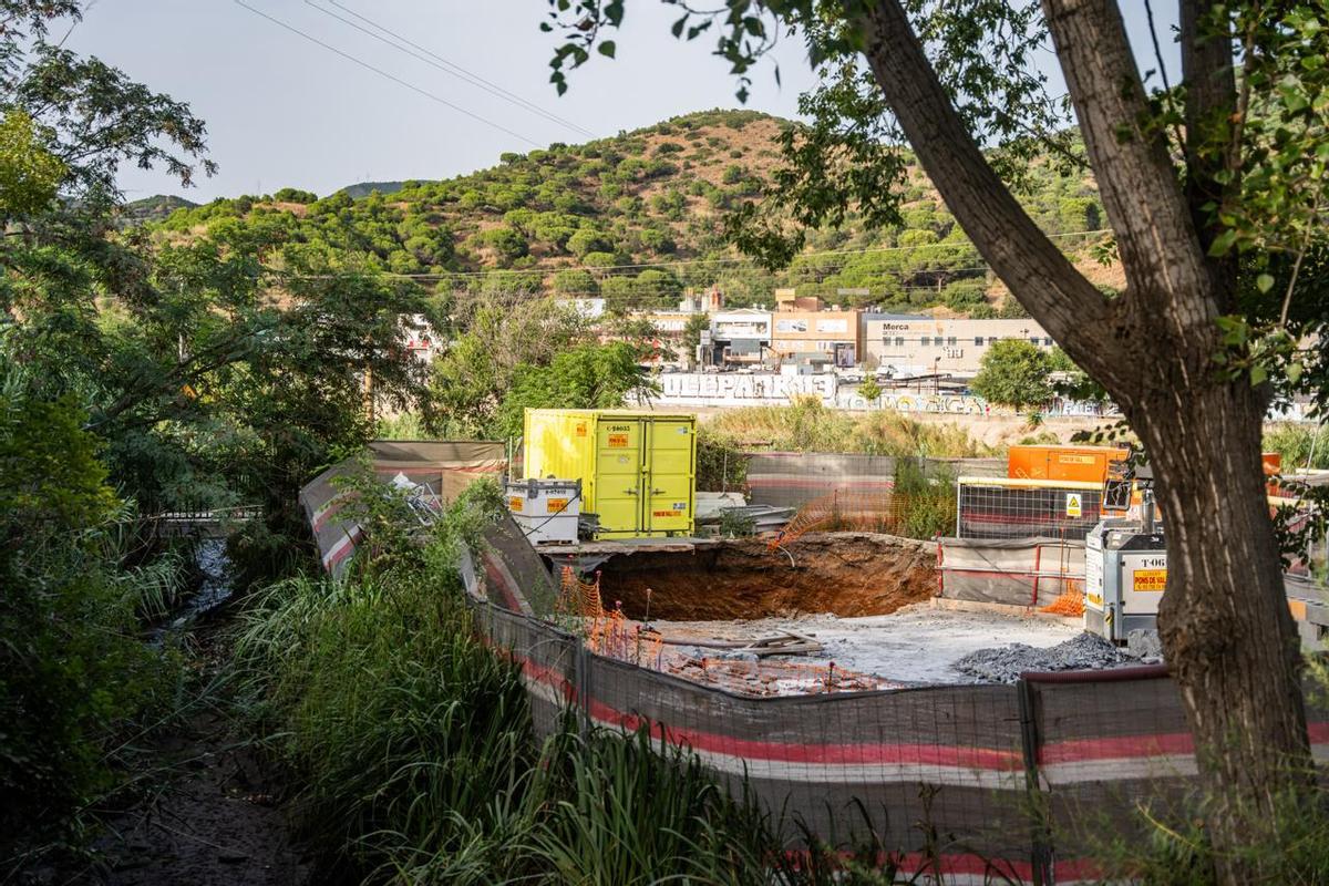 Colapso en el pozo que conecta las obras subterráneas de la R2 en Vallbona