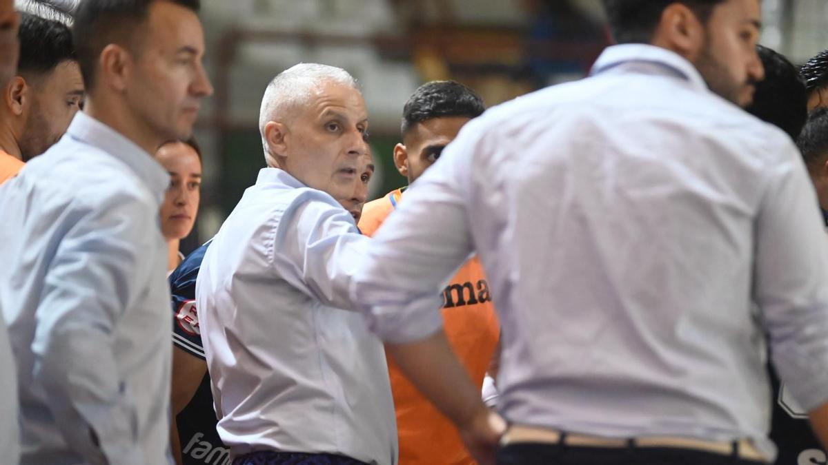 El entrenador del Family Cash Alzira FS, Braulio Correal, da instrucciones a su equipo.