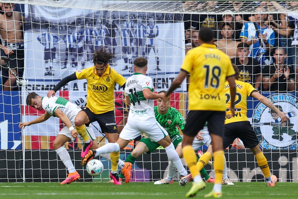 Iñaki Peña le negó el gol a Pere Milla en hasta tres ocasiones, como en este taconazo en área pequeña