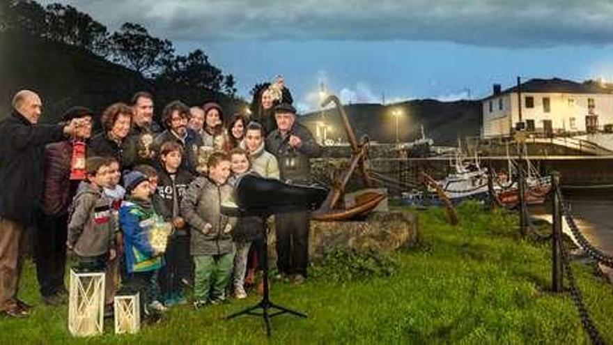 Alumnos, profesores y colaboradores de la escuela posan en la imagen que ilustra el calendario, tomada a finales de año en Viavélez.