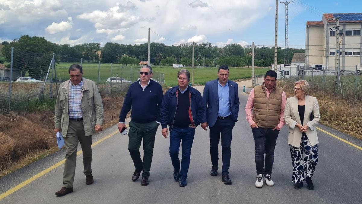 Autoridades provinciales y locales en los accesos a la zona industrial de Fuentesaúco