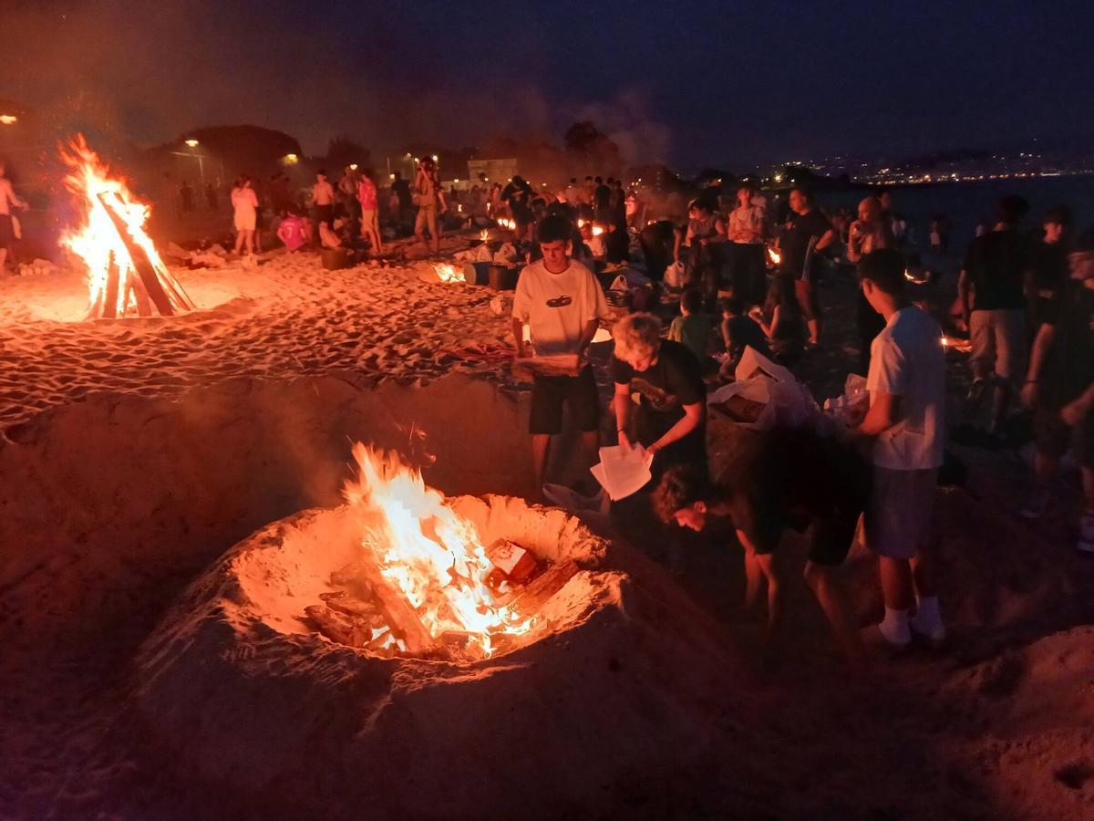 La noche de San Xoán en la playa de Rodeira, en Cangas. La noche de San Xoán en la playa de Rodeira, en Cangas.