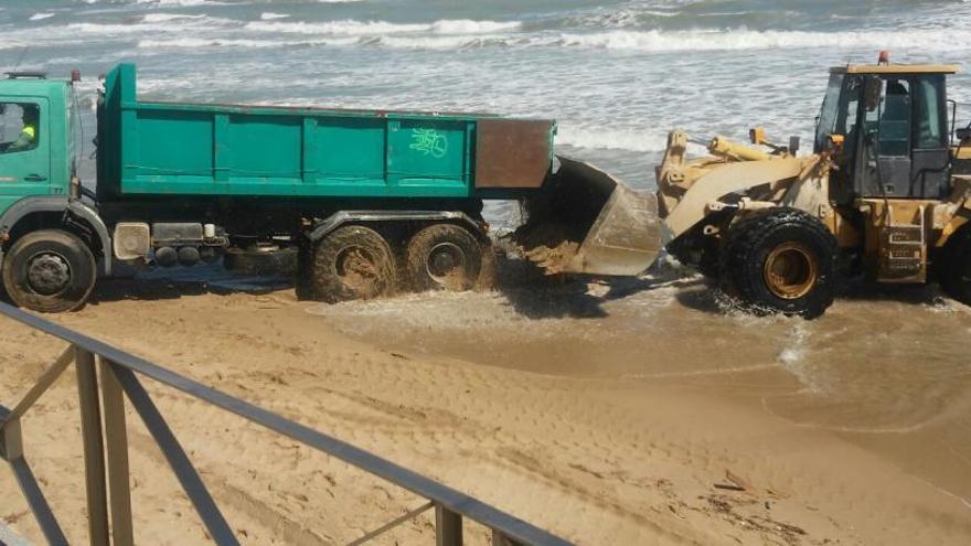 Al rescate de un camión &quot;varado&quot; en la playa de Arenales