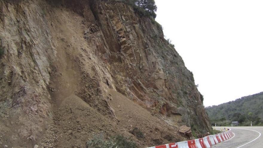 Desprendimiento de piedra y arena en una ladera de la carretera que une Zamora y Portugal por Torregamones.