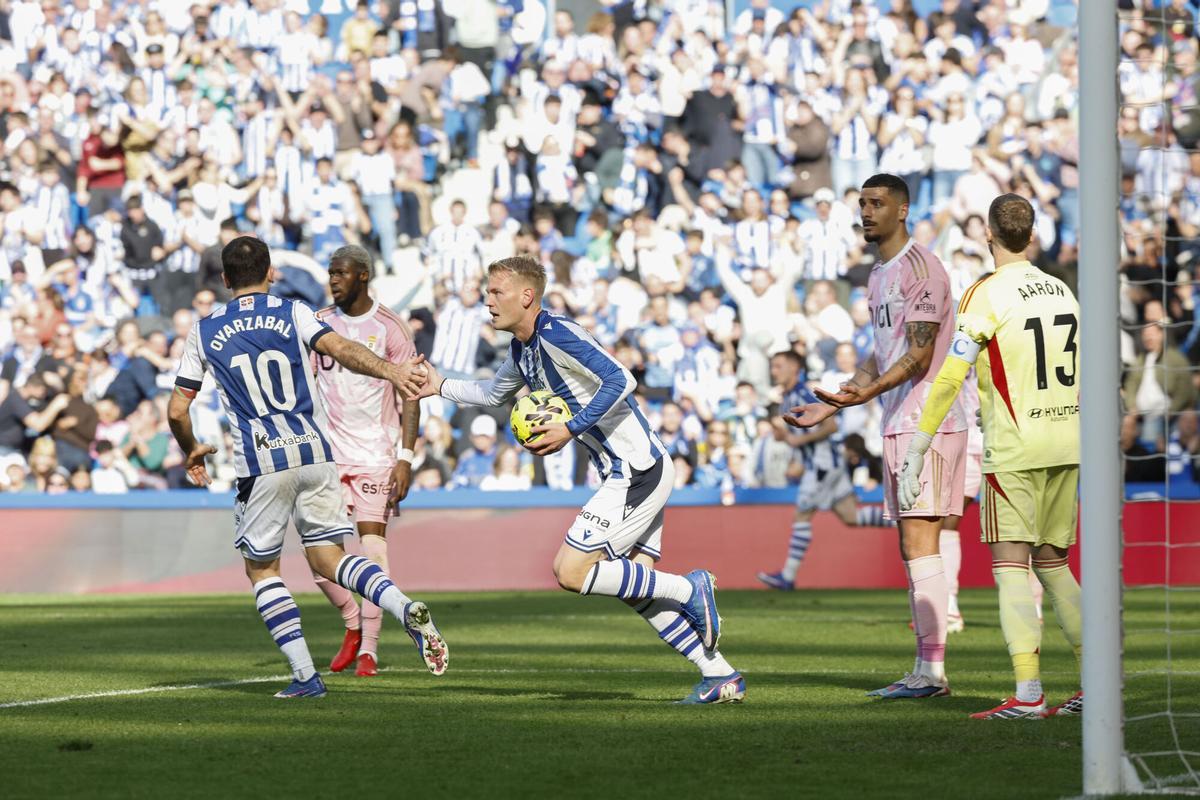 El delantero de la Real Sociedad Orri Óskarsson celebra tras marcar el primer gol del equipo.