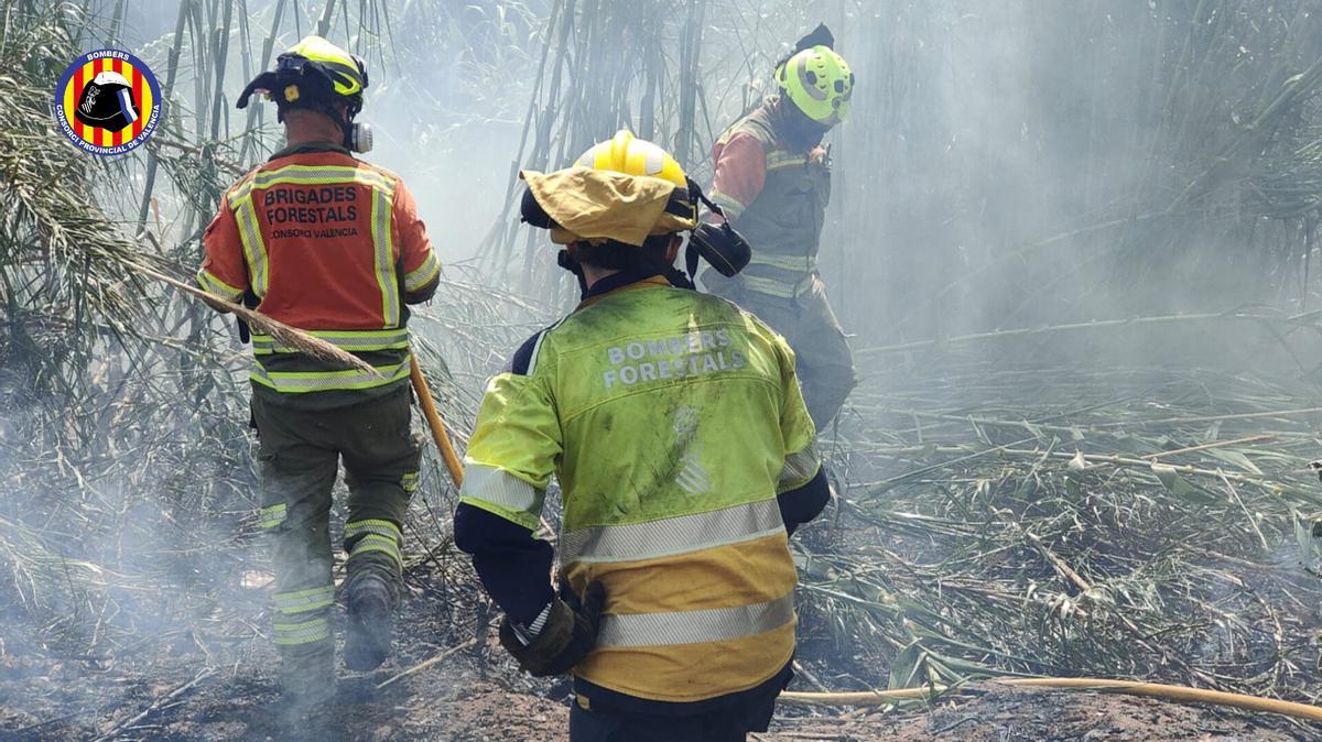 Bomberos trabajan para extinguir el incendio declarado en Estivella