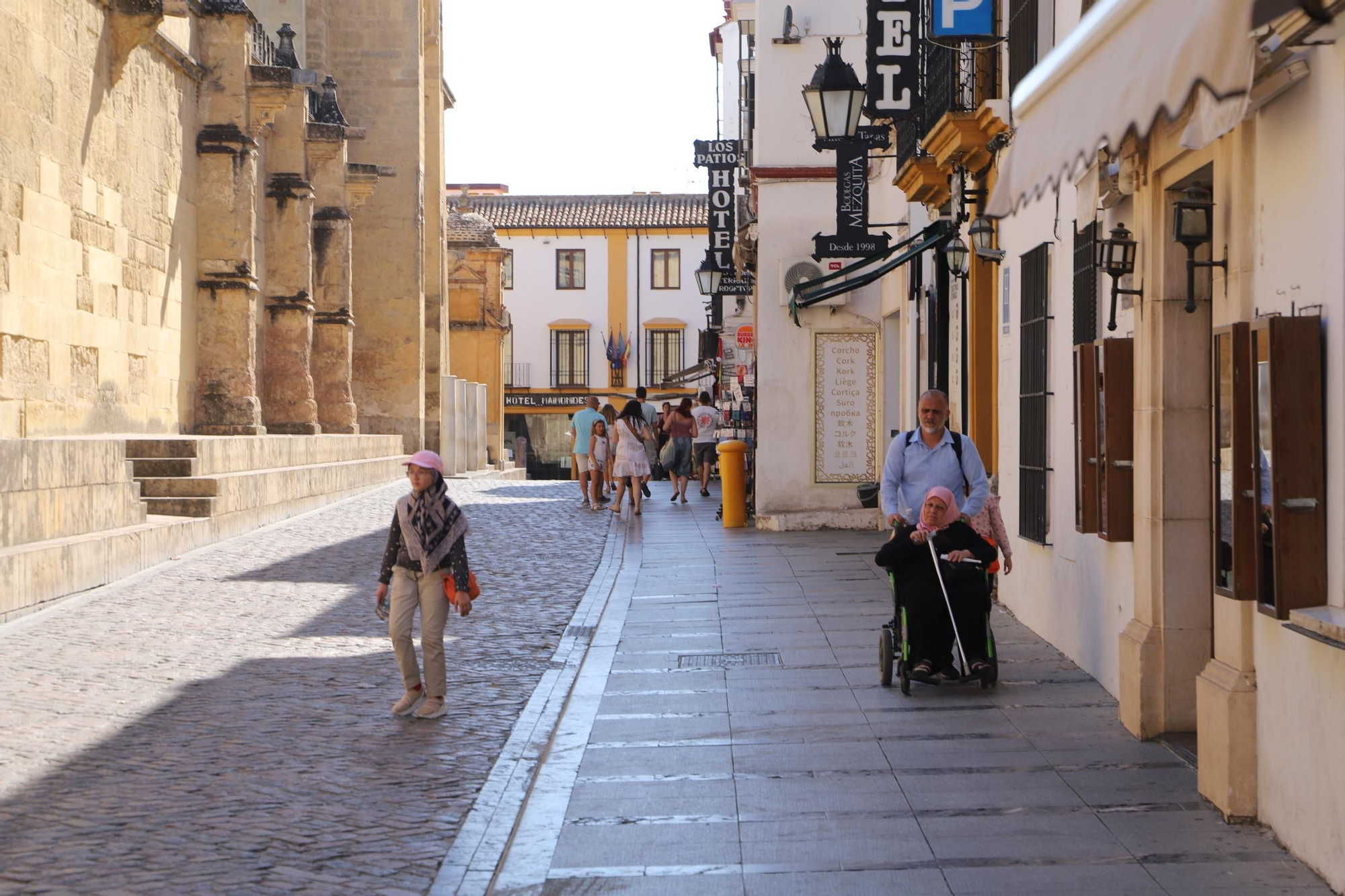 Los turistas disfrutan de Córdoba pese al calor