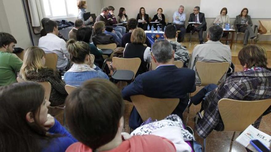 La sala de usos múltiples del Instituto Doctor Fleming, durante la mesa redonda sobre la situación laboral. Al fondo, de izquierda a derecha, Rodríguez Maniega, Pineda, Celemín, Triqui, García, Escudero y Bernardo.